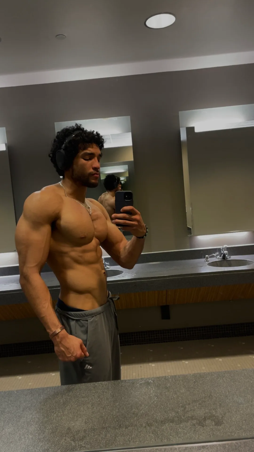 Looking for a lady to collab with photo 1